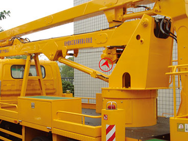 高空作業(yè)車(chē)